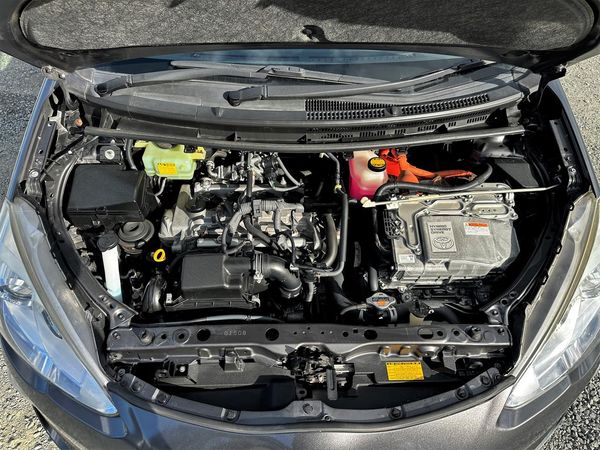 2015 Toyota Aqua Hybrid. SRS Airbags. Carousel 7