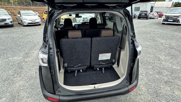 2017 Toyota Sienta Hybrid G.7 seats.Lane assist.Safety radar.Button start.Alloys Carousel 16