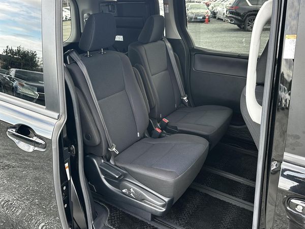 2017 Toyota Voxy Hybrid.Safety radar.Lane assist.Rear cam.Electic doors. Carousel 4