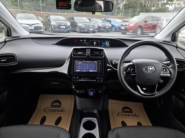 2019 Toyota Prius S.Radar cruise.Lane assist.Safety radar.Rear cam.8 Airbags. Carousel 5
