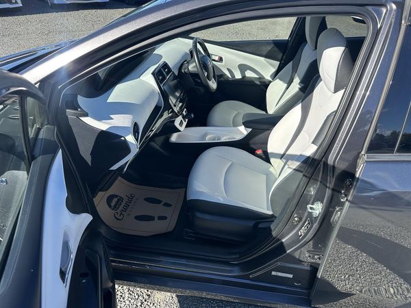 2018 Toyota Prius G.Leather.HUD.Radar cruise.Lane assist.Park sens.Alarm.8 Airbags. Carousel 2