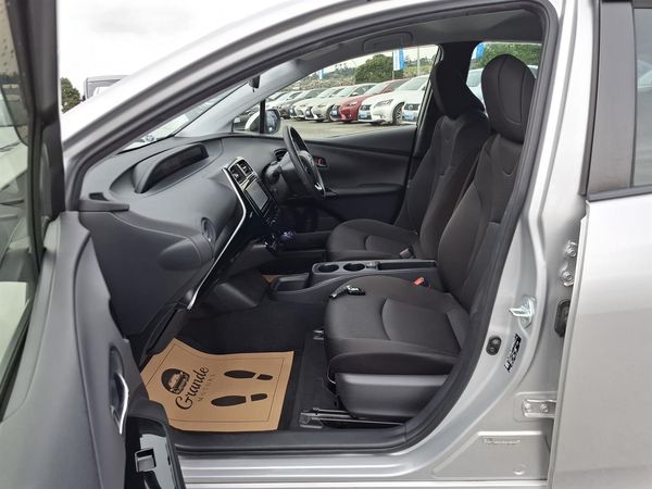 2019 Toyota Prius S.Radar cruise.Lane assist.Safety radar.Rear cam.8 Airbags. Carousel 3