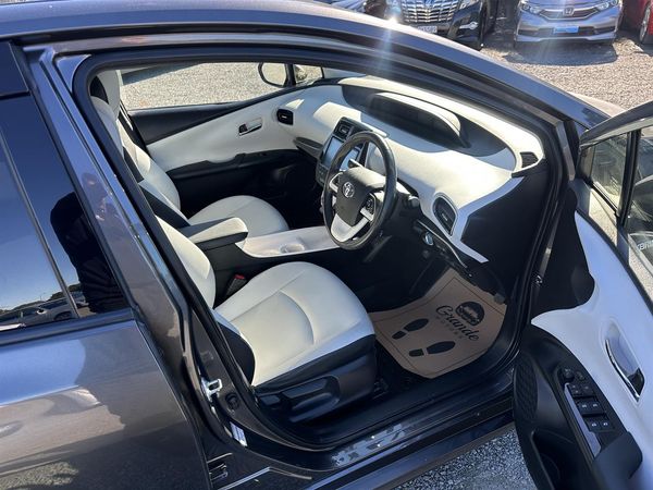 2018 Toyota Prius G.Leather.HUD.Radar cruise.Lane assist.Park sens.Alarm.8 Airbags. Carousel 19
