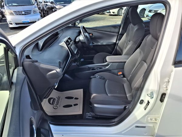 2020 Toyota Prius S.Radar cruise.Lane assist.Safety radar.Rear cam.8 Airbags. Carousel 3