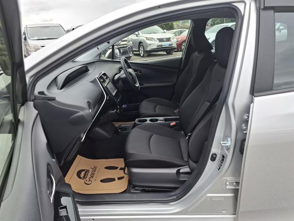 2020 Toyota Prius G.Radar cruise.Lane assist.Rear cam.Alarm.8 Airbags. Carousel 1