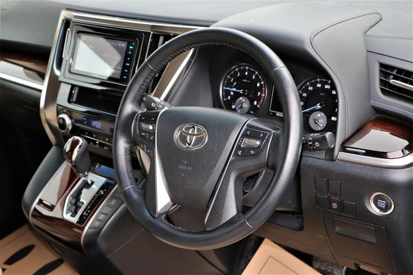 2017 Toyota Vellfire 8 seats.Rear camera.Park sensors.10 Airbags.Button start. Carousel 8