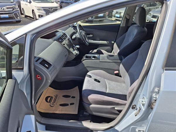 2013 Toyota Prius Alpha S.7 seater.Rear camera.8 Airbags. Carousel 3