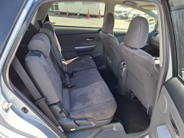2013 Toyota Prius Alpha S.7 seater.Rear camera.8 Airbags. Carousel 6