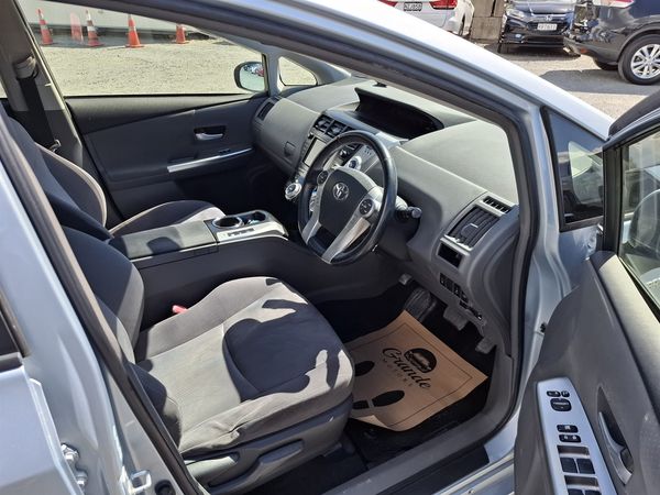 2013 Toyota Prius Alpha S.7 seater.Rear camera.8 Airbags. Carousel 7