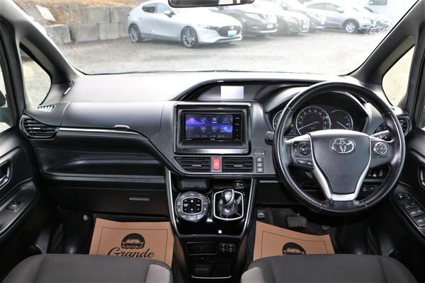 2016 Toyota ESQUIRE Hybrid.7 seats.Electric doors.Button start.New tires. Carousel 5