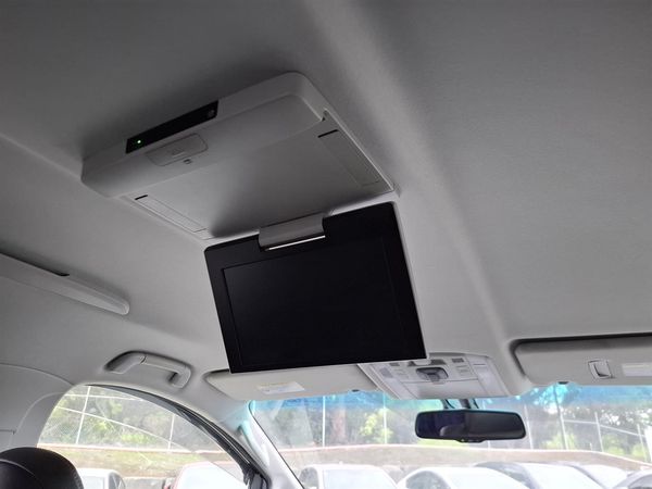 2013 Toyota Vellfire Golden Eye.Park sensors.Rear cam.Cruise control.8 Airbags. Carousel 2
