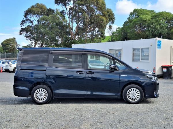 2015 Toyota Voxy HYBRID. 7 Seater.Cruise Control.Rear camera. Carousel 17