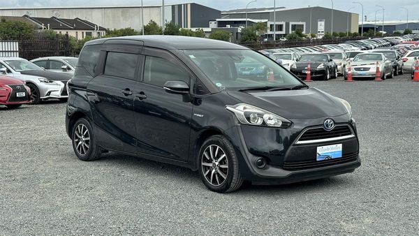 2017 Toyota Sienta Hybrid G.7 seats.Lane assist.Safety radar.Button start.Alloys