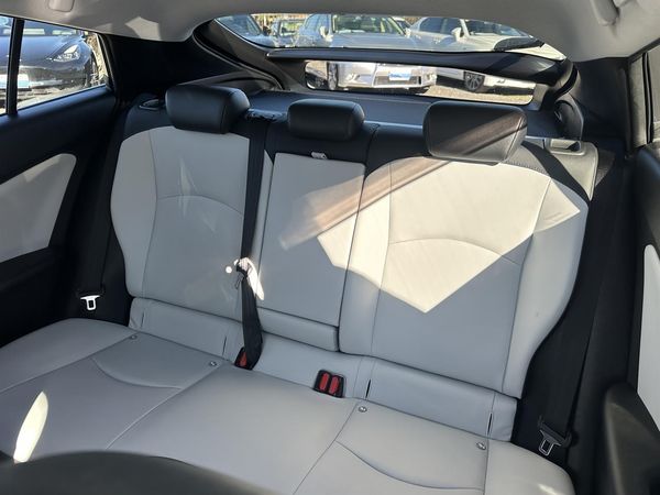 2018 Toyota Prius G.Leather.HUD.Radar cruise.Lane assist.Park sens.Alarm.8 Airbags. Carousel 3
