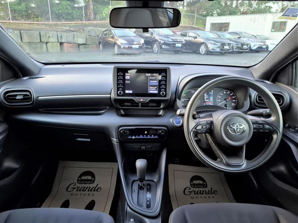 2022 Toyota Yaris Hybrid.Radar cruise.Lane assist.Park sensors.Alarm.Button start. Carousel 4