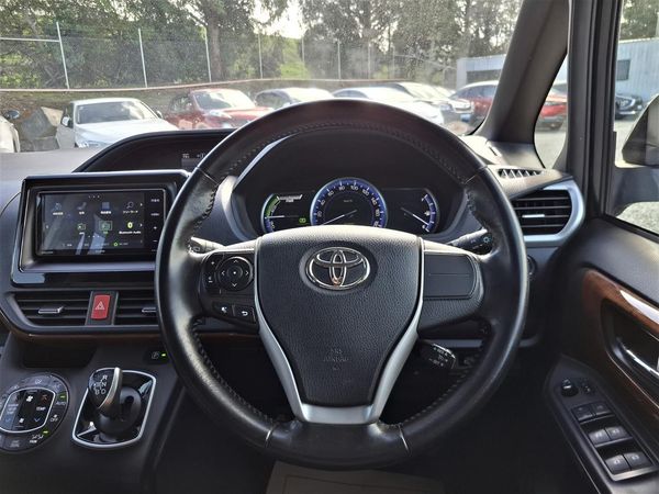 2015 Toyota Voxy HYBRID. 7 Seater.Cruise Control.Rear camera. Carousel 9