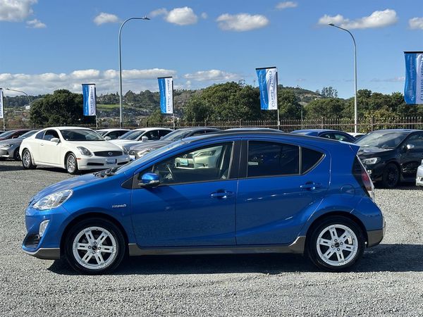2015 Toyota Aqua Urban.Rear camera.Button start.Alloys.New tires. Carousel 13