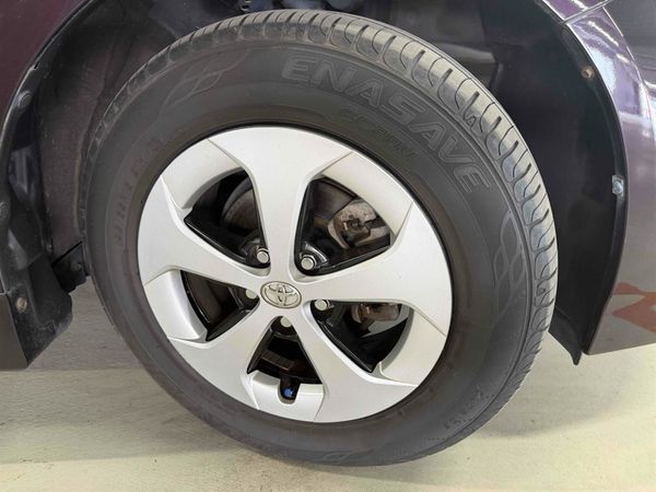 2015 Toyota Prius Transit Low km Hybrid S model Carousel 1