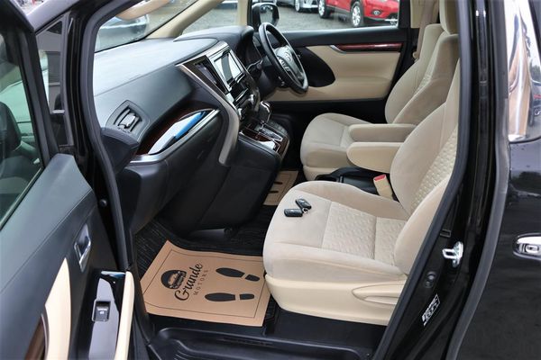 2017 Toyota Vellfire 8 seats.Rear camera.Park sensors.10 Airbags.Button start. Carousel 3
