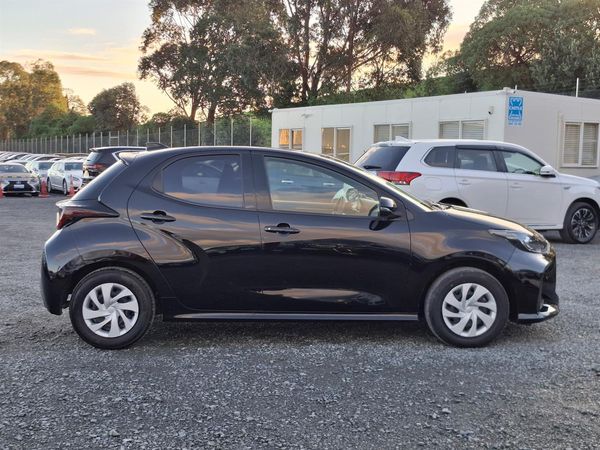 2022 Toyota Yaris Hybrid.Radar cruise.Lane assist.Park sensors.Alarm.Button start. Carousel 16