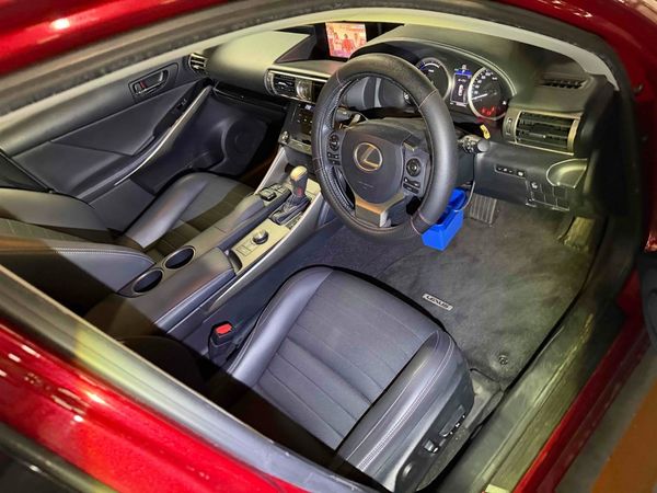 2014 Lexus IS 300h Transit Hybrid Grade 4,5 Carousel 2