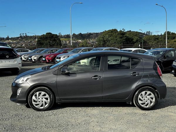 2015 Toyota Aqua Hybrid. SRS Airbags. Carousel 10