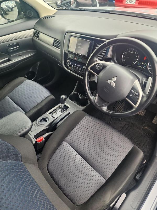 2013 Mitsubishi Outlander 7 seater 4WD Carousel 1