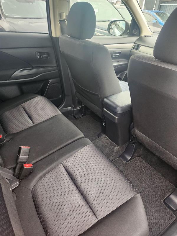 2013 Mitsubishi Outlander 7 seater 4WD Carousel 3