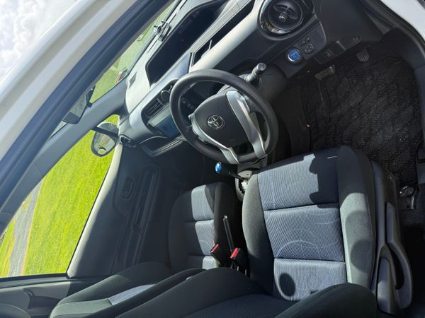 Toyota aqua hybrid 2015 push button start Carousel 5