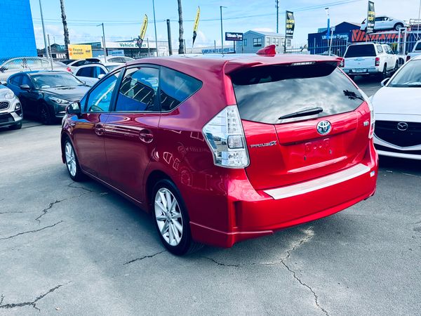 toyota prius alpha Carousel 4