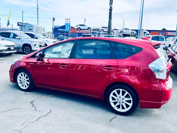 toyota prius alpha Carousel 2