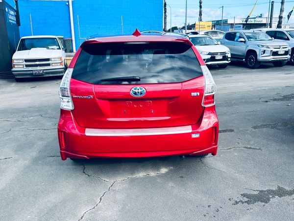 toyota prius alpha Carousel 5