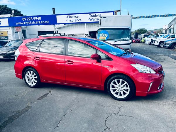 toyota prius alpha Carousel 7