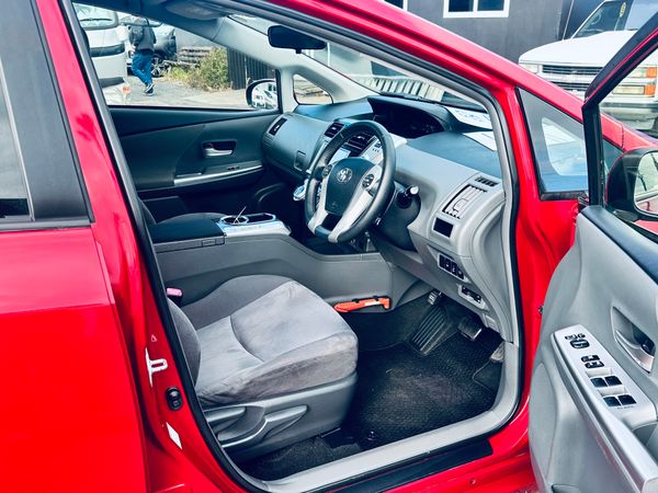 toyota prius alpha Carousel 9