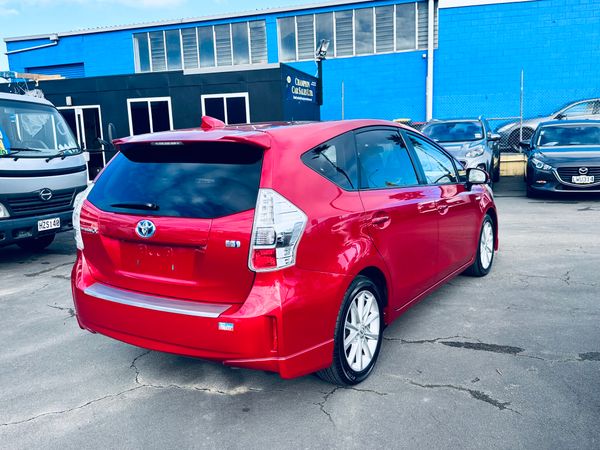 toyota prius alpha Carousel 6