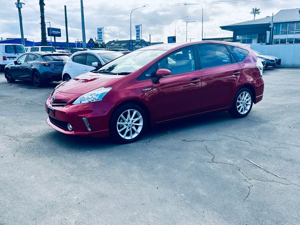 toyota prius alpha Carousel 1