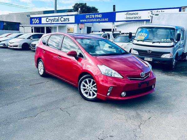 toyota prius alpha Carousel 3