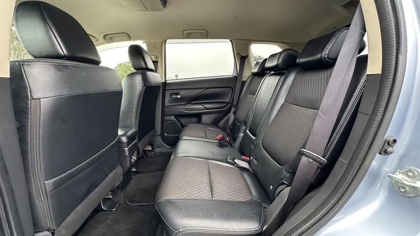2013 Mitsubishi Outlander 2.0G 4WD PHEV Carousel 5