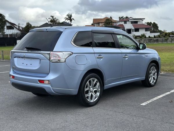 2013 Mitsubishi Outlander 2.0G 4WD PHEV Carousel 17