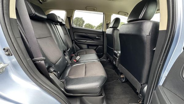 2013 Mitsubishi Outlander 2.0G 4WD PHEV Carousel 6