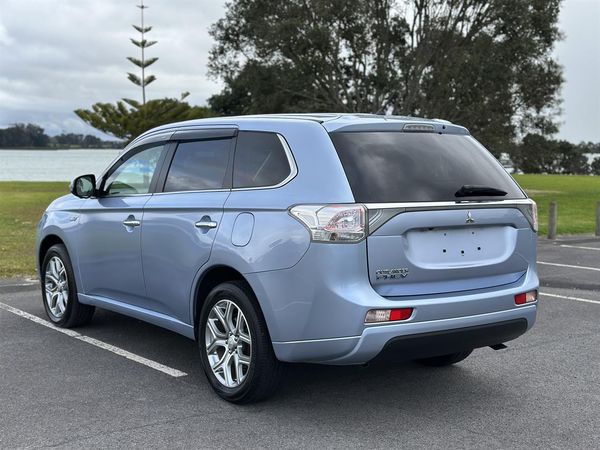 2013 Mitsubishi Outlander 2.0G 4WD PHEV Carousel 15