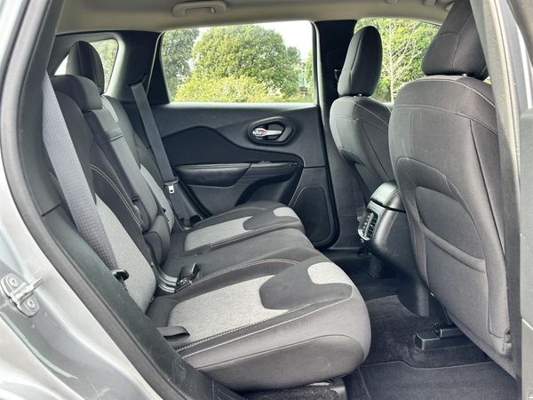 2016 Jeep Cherokee 2.4P Sport Carousel 6