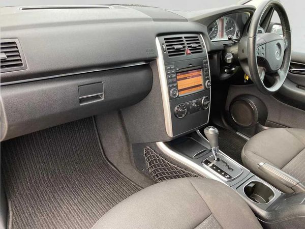 2011 Mercedes-Benz B180 Low Kilometers. Carousel 3