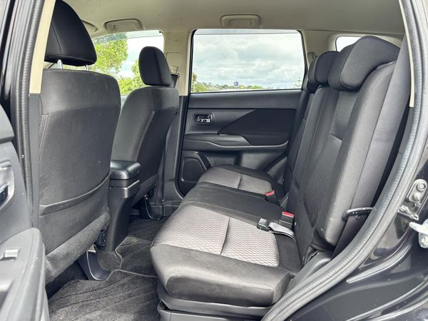 2014 Mitsubishi Outlander 2.4G 4WD 7 Seater Carousel 3