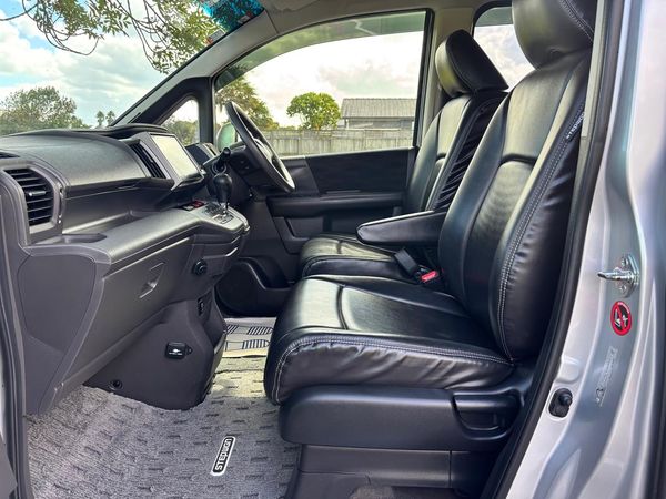 2014 Honda Stepwagon 2.0 G Comfort Selection Carousel 3