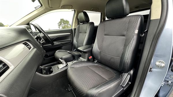 2013 Mitsubishi Outlander 2.0G 4WD PHEV Carousel 4