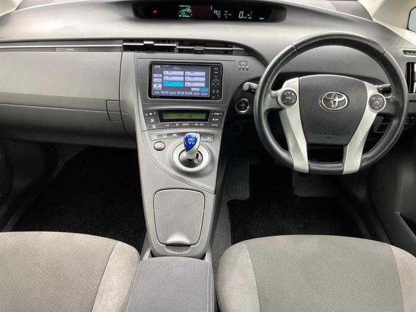 2011 Toyota Prius 1.8 Type S Facelift Carousel 1