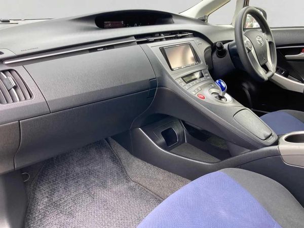 2014 Toyota Prius 1.8 Type S Facelift Carousel 3