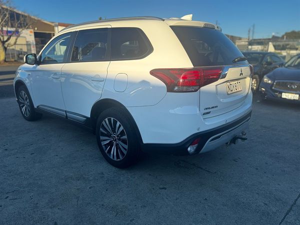 2020 Mitsubishi Outlander Carousel 4