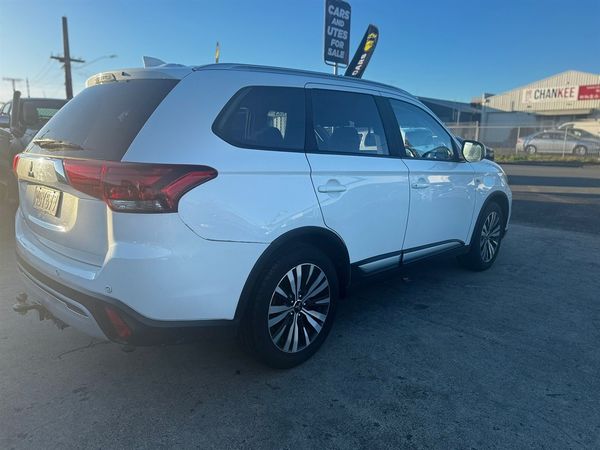 2020 Mitsubishi Outlander Carousel 3
